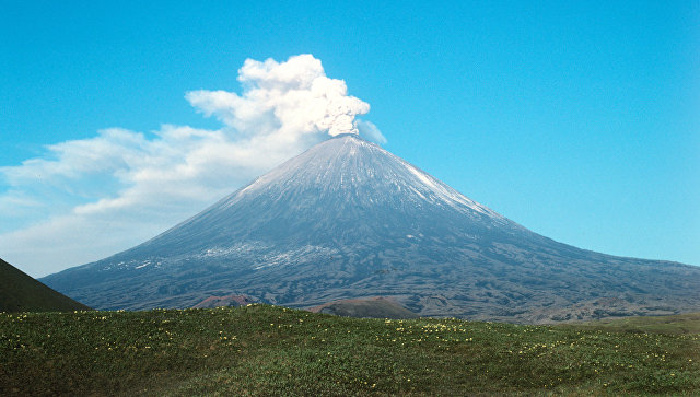 На Камчатке стол пепла от вулкана Ключевской поднялся на высоту десять километров