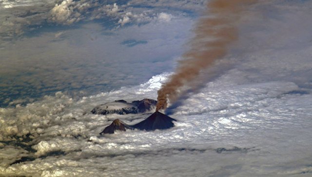 На Камчатке вулкан Ключевской выбросил столб пепла на семь километров