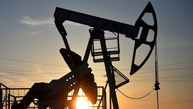 Нефть слабо дорожает после обновления максимума за три с половиной года