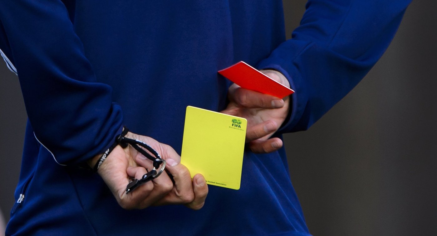 Желтая и красная карта. Красная и желтая карточка. Желтая карточка в футболе. Желтая и красная карточка в футболе. Красная карточка и желтая карточка в футболе.