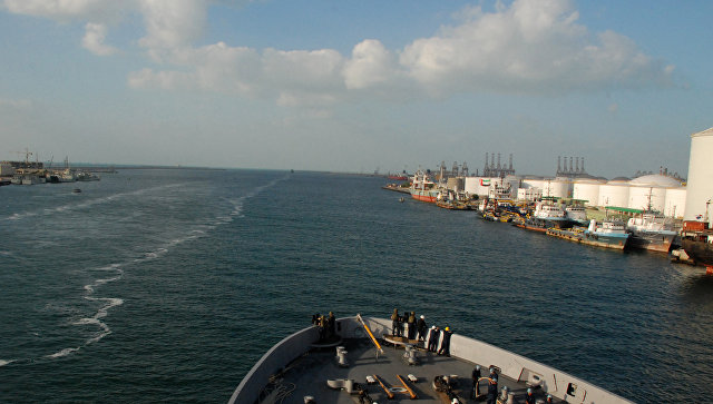 Экипаж застрявшего в ОАЭ танкера получил продукты, медикаменты и топливо