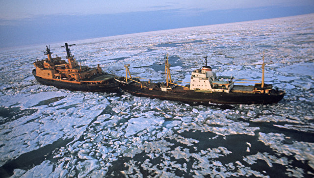 На атомный ледокол "Арктика" загрузили турбогенератор левого борта
