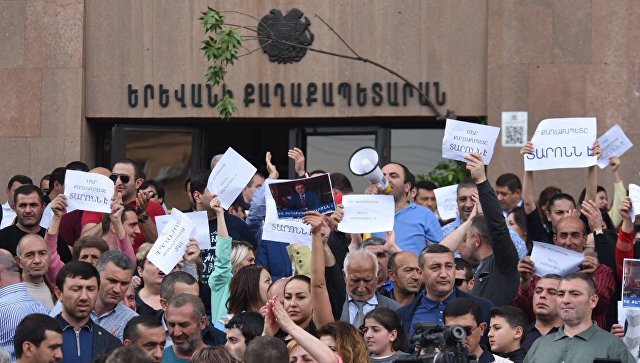 Протестующие у здания мэрии Еревана разошлись после призыва Пашиняна