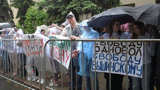 Митинг под дождем: акция в поддержку Вышинского прошла у посольства Украины