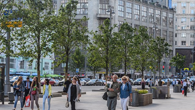Бережный уход: как в Москве следят за высаженными деревьями