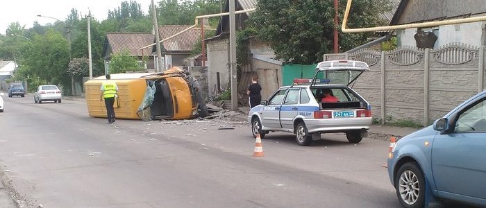 В Донецке микроавтобус врезался в забор жилого дома и перевернулся (Фото)