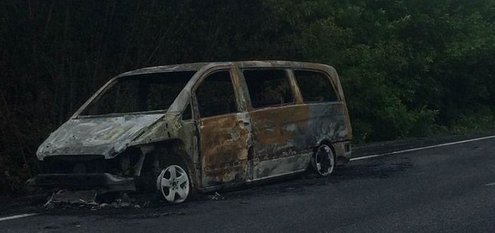 На трассе вблизи Славянска дотла выгорел микроавтобус (Фото)