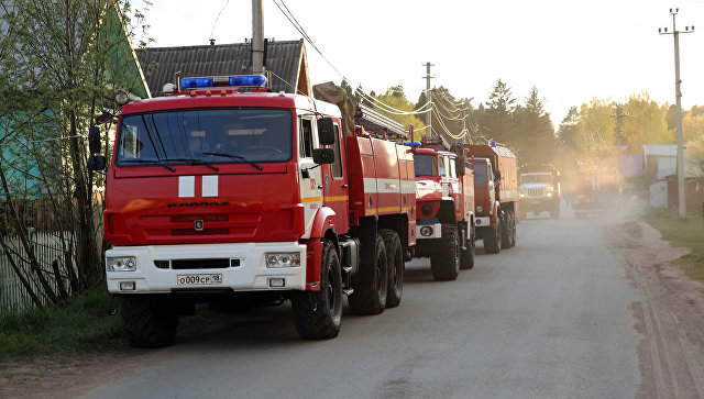 В поселке в Свердловской области возник пожар на площади 300 "квадратов"