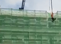 Падение катавшегося на кране в Петербурге строителя попало на видео - РИА Новости, 23.05.2018