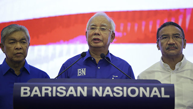 Бывшая правящая коалиция Малайзии просит отдать деньги, изъятые у ее главы