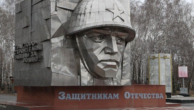 В Челябинске пьяный мужчина сжег венки на мемориале "Защитникам Отечества"