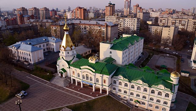 Хабаровские полицейские изучат видео, где мужчина оскорбляет обидчика сына