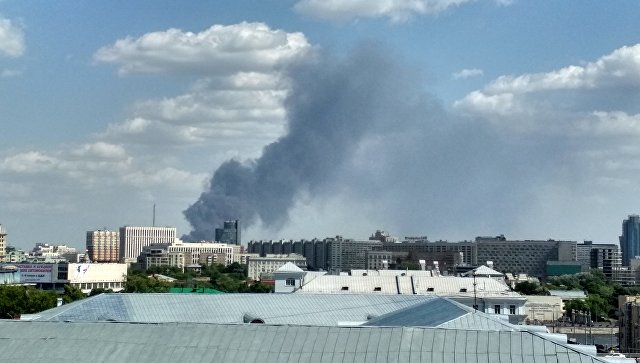 В Москве локализовали пожар на складе макулатуры