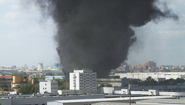 Площадь пожара на складе в Москве выросла до 500 квадратных метров