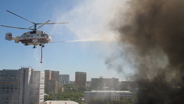 Вертолет Ка-32 приступил к тушению пожара на складе с макулатурой в Москве