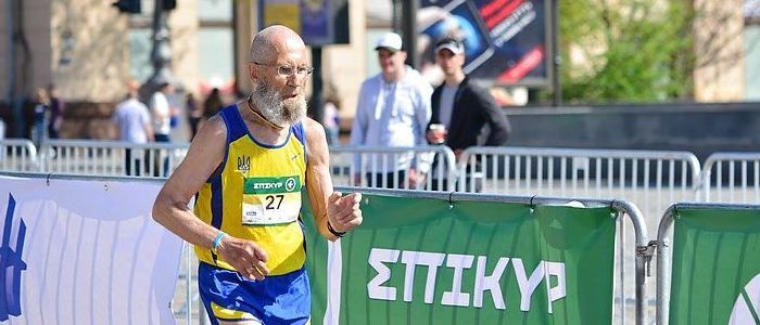 Мариуполец в 68 лет стал чемпионом по суточному бегу в Украине