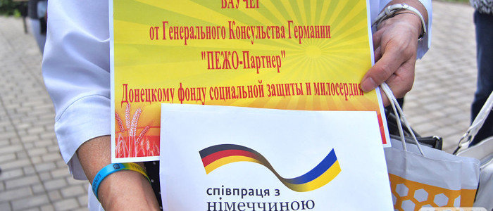 Немецкие благотворители в Славянске подарили авто для гуманитарных грузов Донецкому фонду