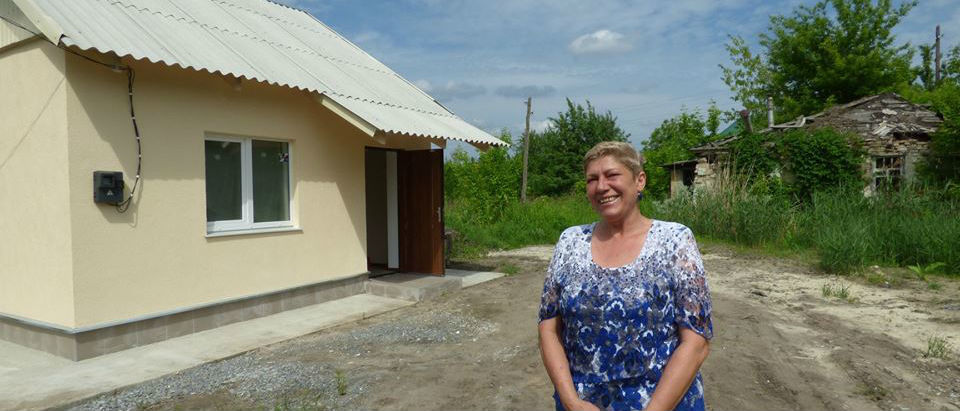 Жительница Славянска получила новый дом взамен разрушенного снарядами в 2014 году (Фотофакт)