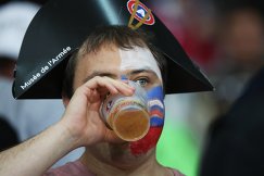 Иностранные болельщики ЧМ-2018 выбирают в Москве российское пиво