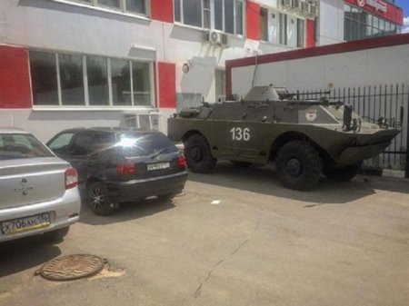 Военные приехали на БРДМ "за хлебушком" в воронежский супермаркет