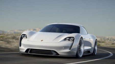 Первый серийный электрокар Porsche получил название Taycan