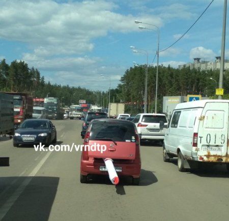 "Курящую" машину заметили в вечной пробке в Воронеже