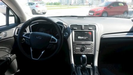 Ford запатентовал складной руль с подставкой для ноутбука