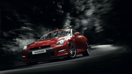 В Воронеже на большой скорости по проспекту проехал Nissan GT-R