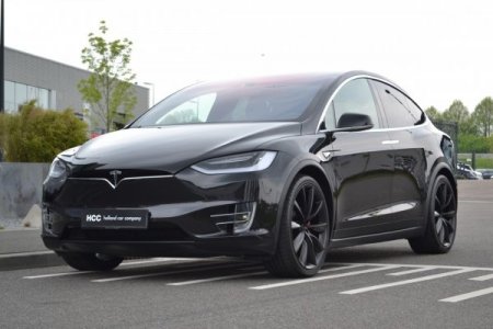 Tesla Model X проехал по рельсам в тоннеле Hyperloop