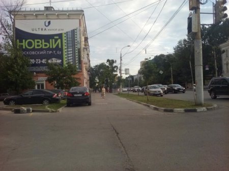 Автохамы продолжают оккупировать тротуары на улицах Воронежа