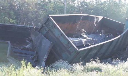 На Украине поезд сошел с рельсов из-за похищения путей (видео)