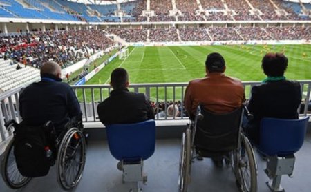 Американец подарил россиянину дорогое инвалидное кресло в фан-зоне ЧМ-2018