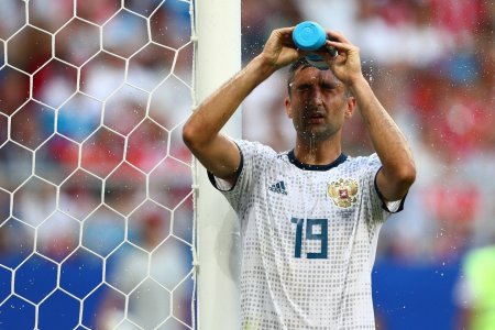 Самедов счел странным поведение судьи на матче Россия — Уругвай