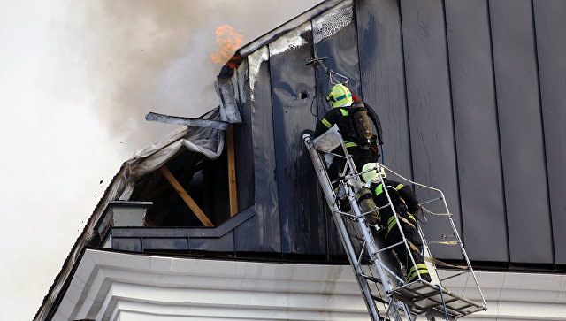 Огонь с крыши Дома педагогической книги не переходил на соседнее здание