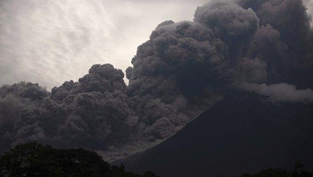 В Гватемале число жертв при извержении вулкана достигло почти ста человек