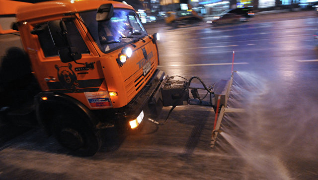 В Москве водитель поливальной машины потушил горящий автомобиль