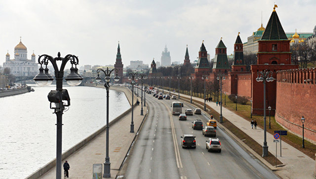 В Москве автомобилистам посоветовали не парковаться у шатких конструкций