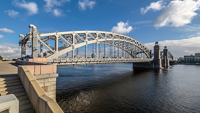 В Петербурге катер врезался в опору моста