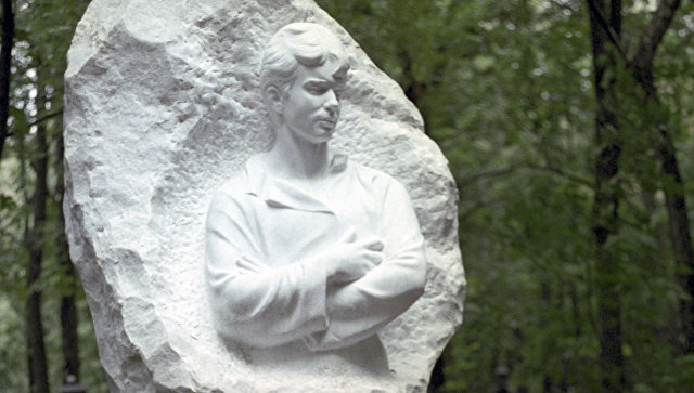 В Москве женщина осквернила надгробный памятник Есенину