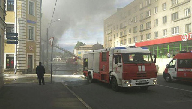 Под Петербургом локализовали пожар в торговом центре