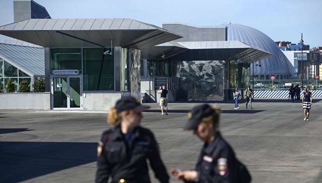 В Петербурге ветер повредил кровлю вестибюля станции "Новокрестовская"