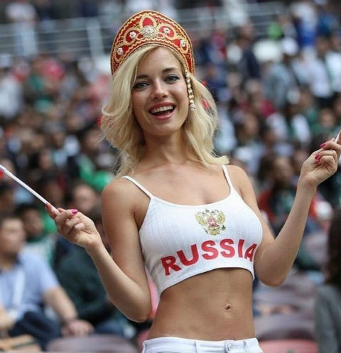 Самую красивую футбольную болельщицу из России затравили за съемки в порнофильмах
