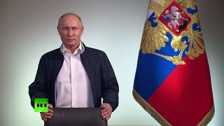 Путин поздравил российских выпускников с окончанием школы