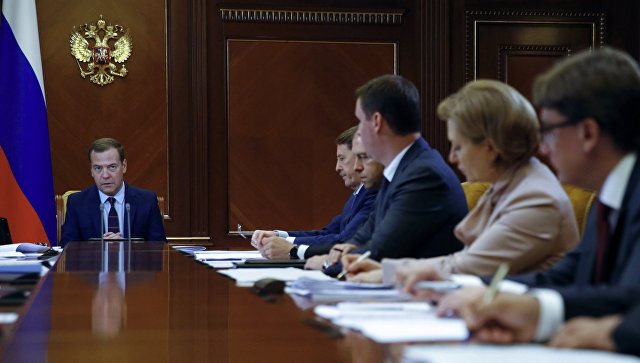 Медведев призвал правительство обсудить торговлю с учетом санкций