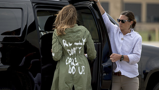 В США подорожала модель куртки, в которой Меланья Трамп посетила беженцев