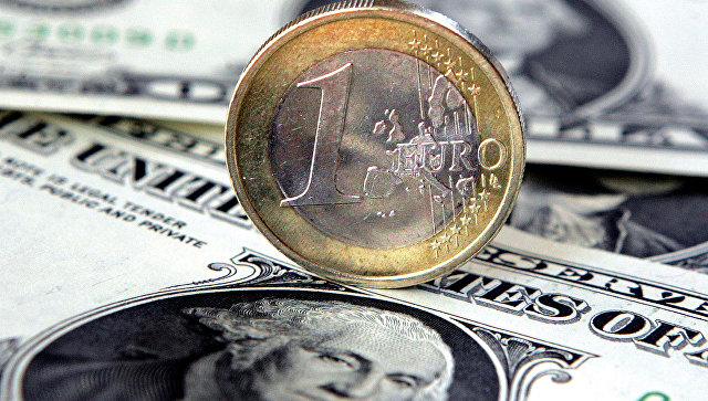 Погоня за долларом: зачем в России повысили ставки по вкладам в валюте