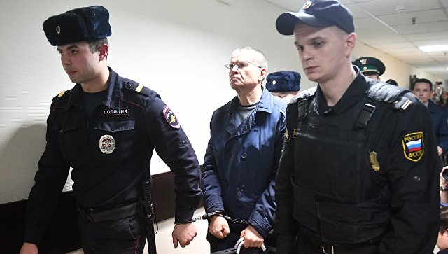 Суд списал со счета Улюкаева 130 млн рублей и вернул Феоктистову $2 млн