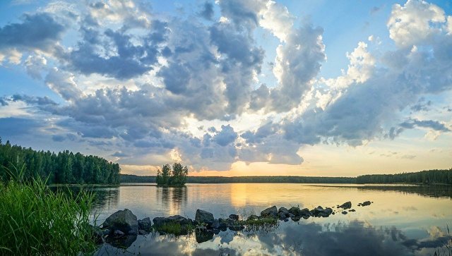 На заливе Иркутского водохранилища сгорело моторное судно