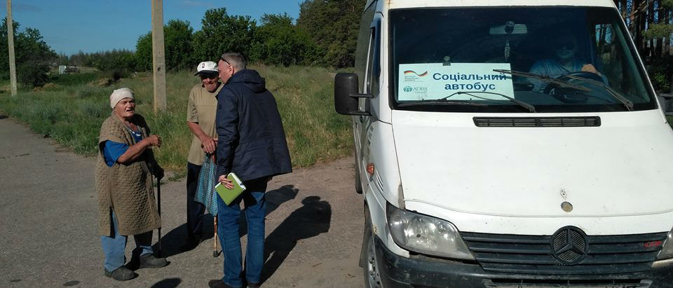 Отрезаны от внешнего мира: На Луганщине запустили соцавтобус для жителей сел на линии разграничения (Фото)