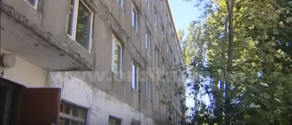В Мирнограде перестраивают бывшее общежитие под жилой дом для переселенцев (Фото)